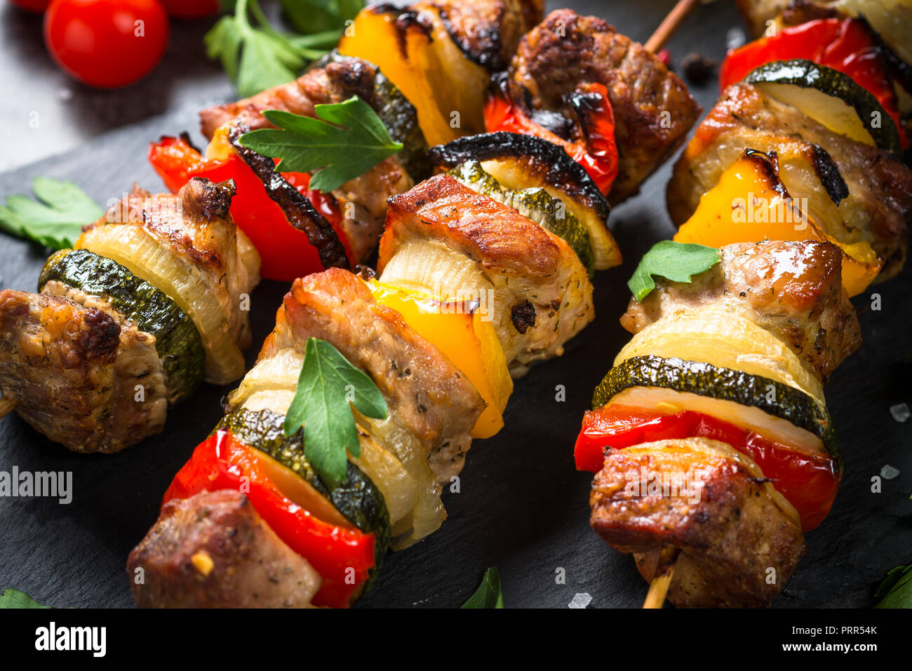 Gegrillte Shish Kebab mit Gemüse auf Schwarz. Stockfoto