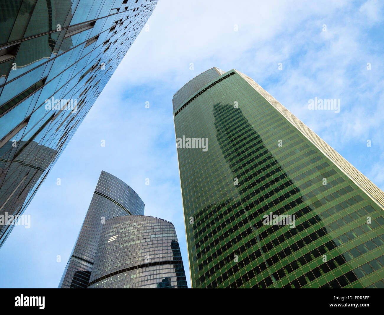 Moskau, Russland - 30. SEPTEMBER 2018: Ansicht von unten Fassade Eurasiens (Stahl Peak) Tower in Moskau International Business Center. Bau der Abschlepp-Trennvorrichtung Stockfoto