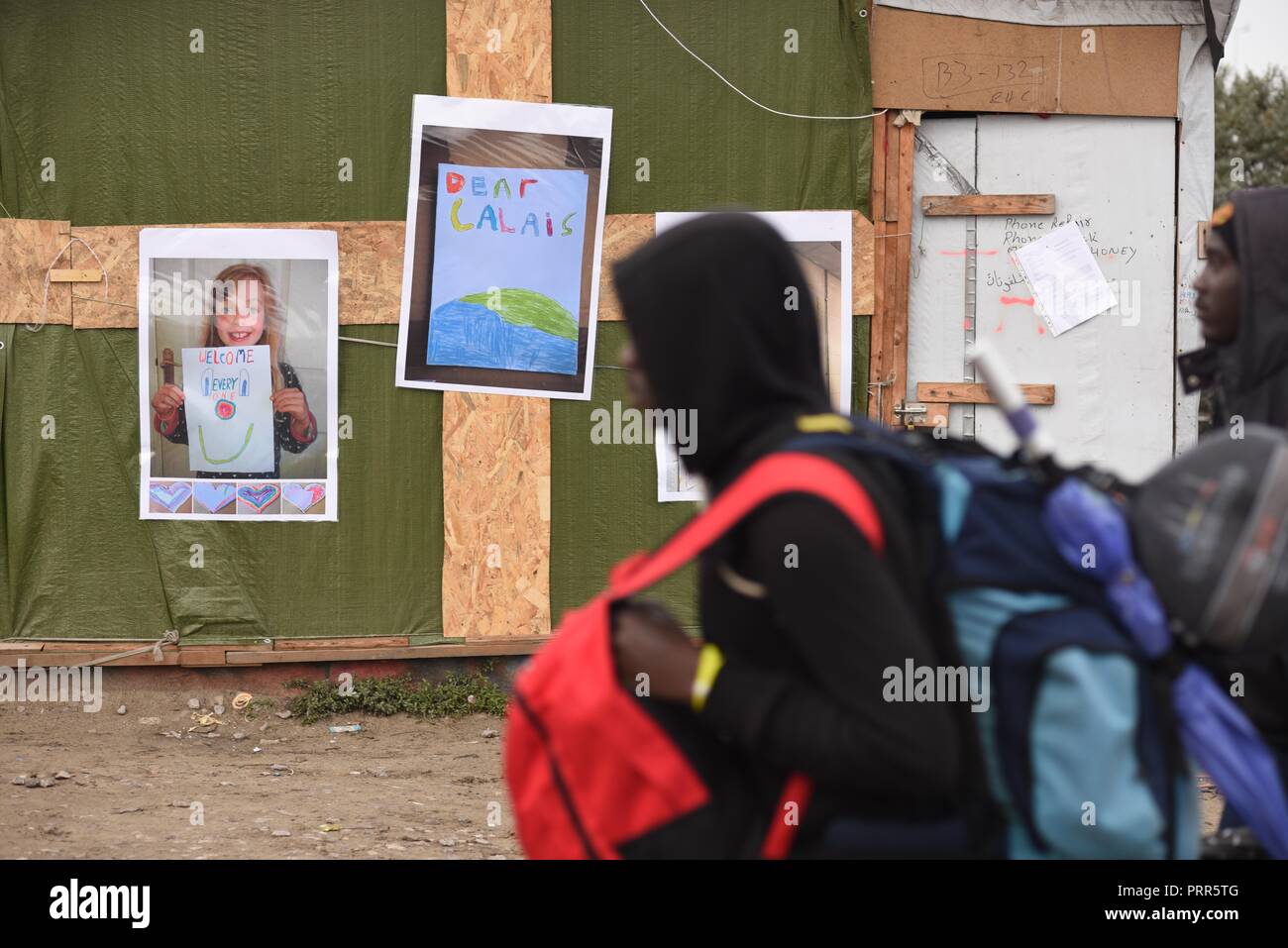 Oktober 24, 2016 - Calais, Frankreich: Migranten packen ihre Koffer und beginnen Sie mit der Evakuierung der "Dschungel" von Calais migrant Camp wie die französische Regierung den Abbau der Lager. Demantelement de la Jungle de Calais, l'un des plus grands Camps de Migranten au Monde. *** Frankreich/KEINE VERKÄUFE IN DEN FRANZÖSISCHEN MEDIEN *** Stockfoto