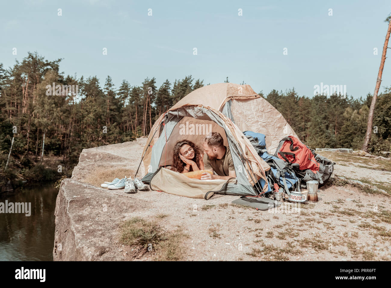 Junge paar Wanderer Gefühl erstaunlich Nach langen Schlaf in Ihrem schönen Zelt Stockfoto