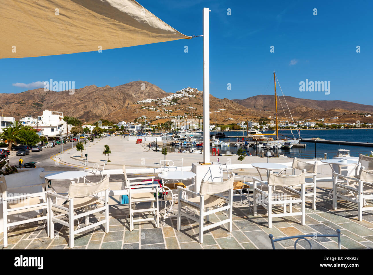 Tisch und Stühle mit schönen Meerblick in Livadi Dorf. Serifos. Griechenland. Stockfoto