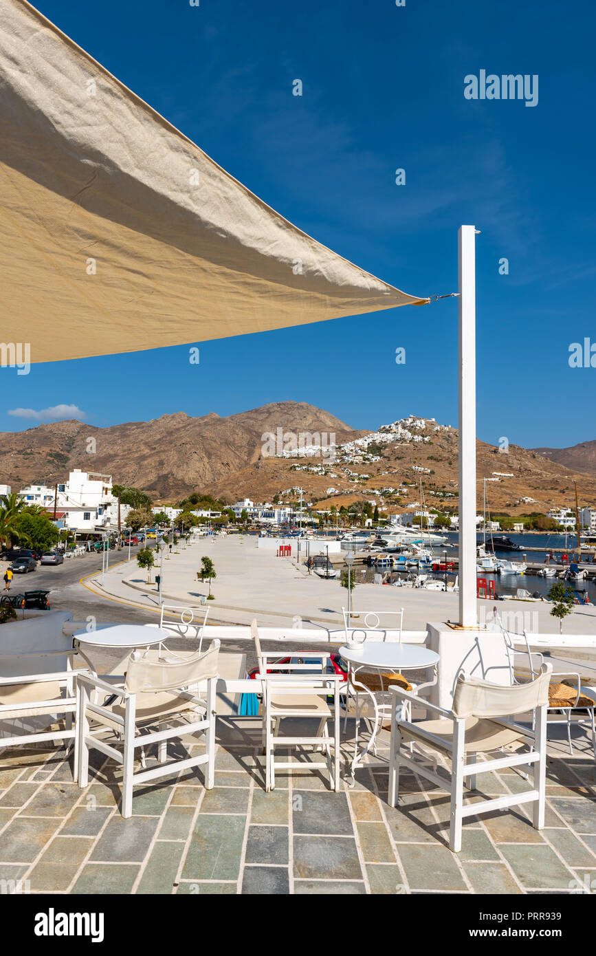 Tisch und Stühle mit schönen Meerblick in Livadi Dorf. Serifos. Griechenland. Stockfoto