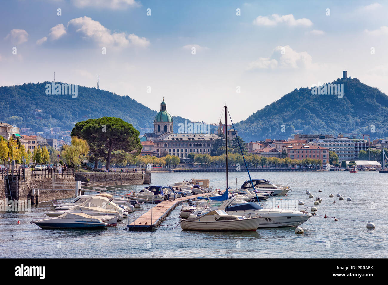 Pier mit vielen angelegten Boote und Como mit dem Dom im Hintergrund, Comer See, Lombardei, Italien Stockfoto