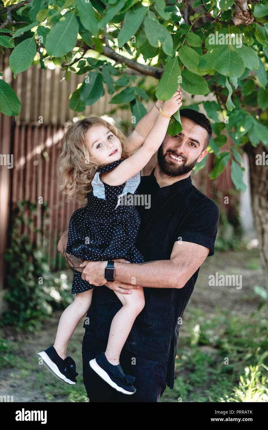 Vati halten seine kleine Tochter in die Arme Stockfoto