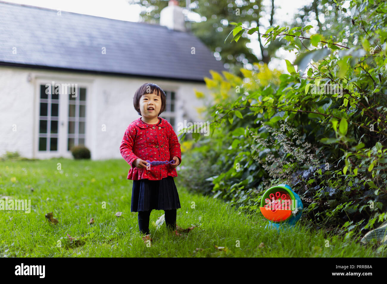 Baby Mädchen spielen Bubble am Frühling Garten Stockfoto