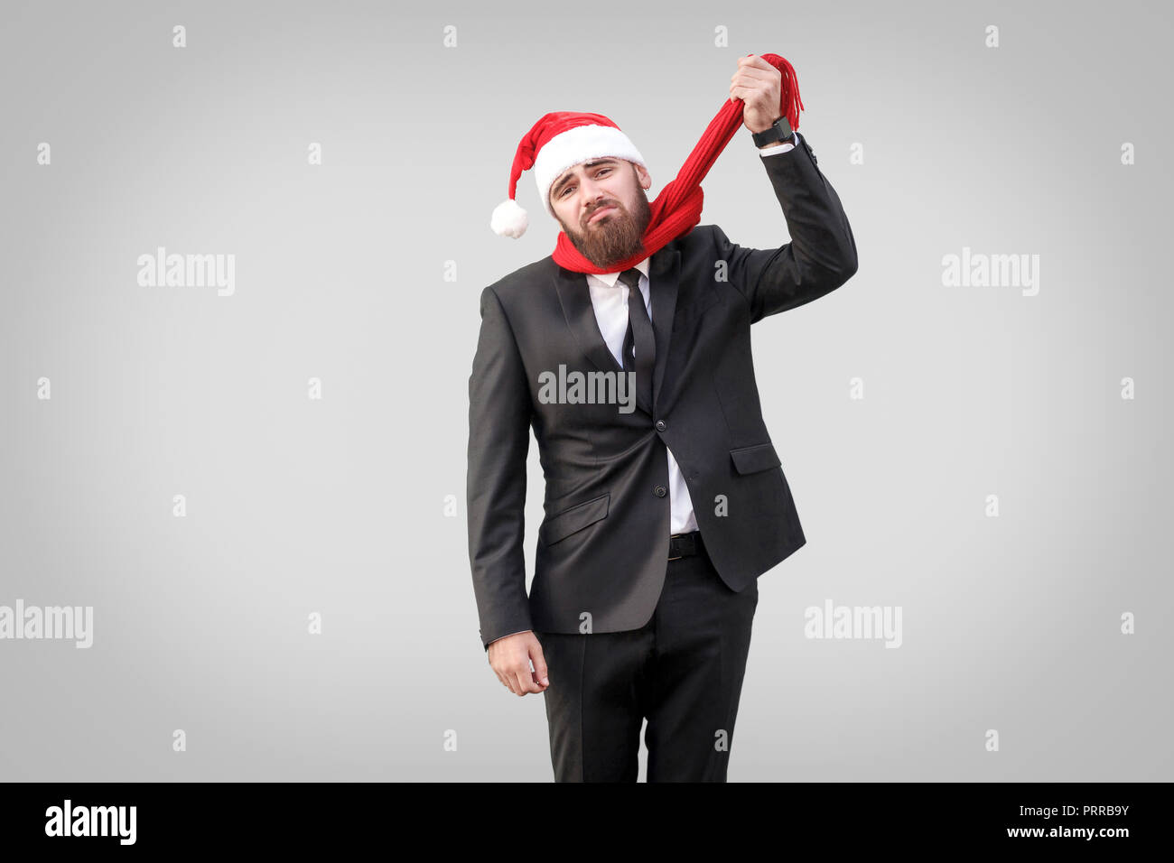 Gedanken an Selbstmord. Unglücklich Geschäftsmann bankrot und haben nicht Zeit bis Weihnachten.at Kamera schaut und seinen Schal Holding mit traurigen Emotionen, Indo Stockfoto