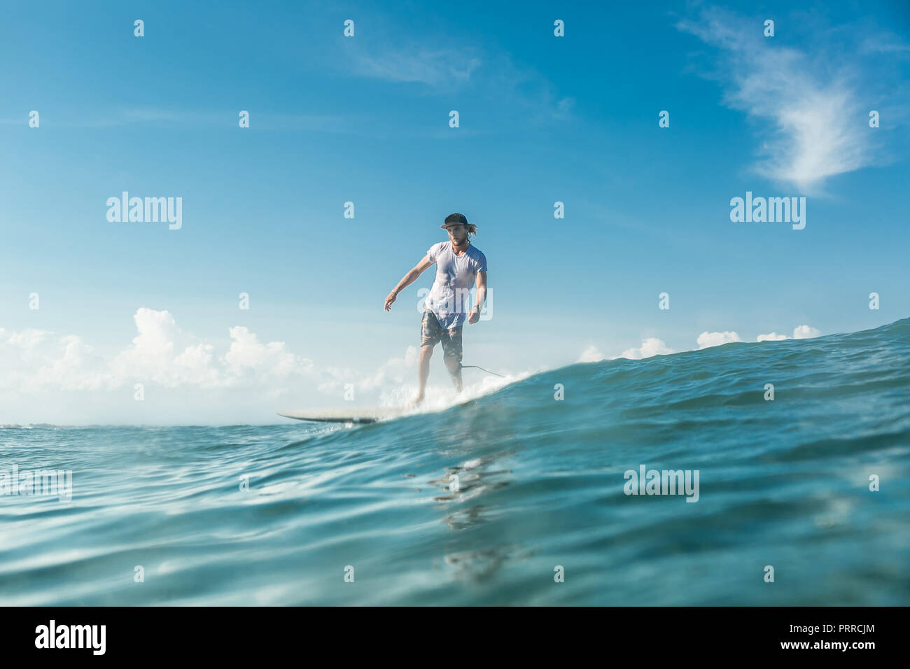 Fernsicht auf männliche Surfer Reiten in Ocean in Nusa Dua, Bali, Indonesien Stockfoto
