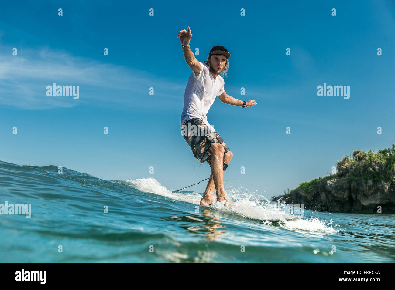 Low Angle View der männlichen surfer Reiten in Ocean in Nusa Dua, Bali, Indonesien Stockfoto