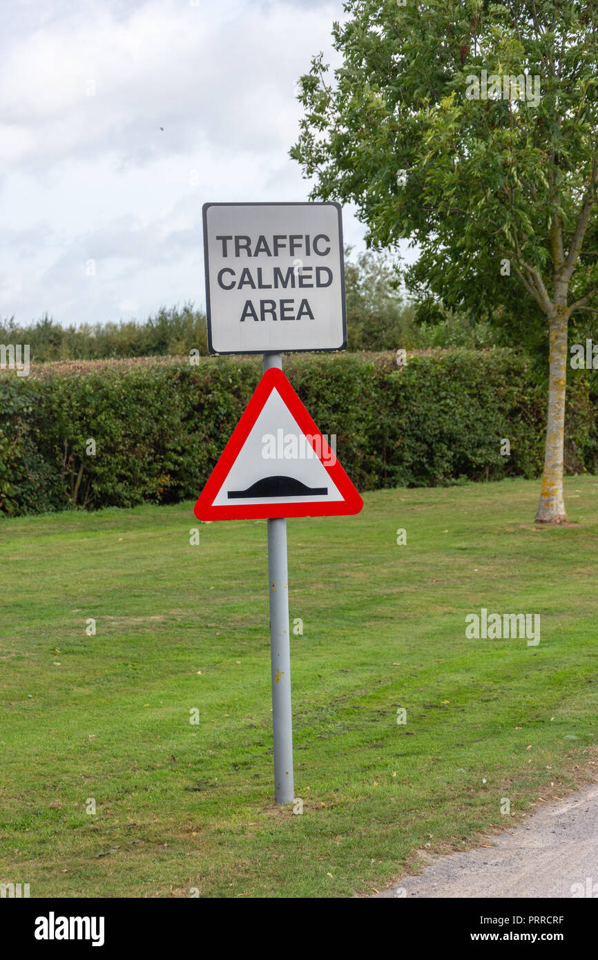 Schild für verkehrsberuhigte Bereich Warnung der Geschwindigkeit Höcker Stockfoto