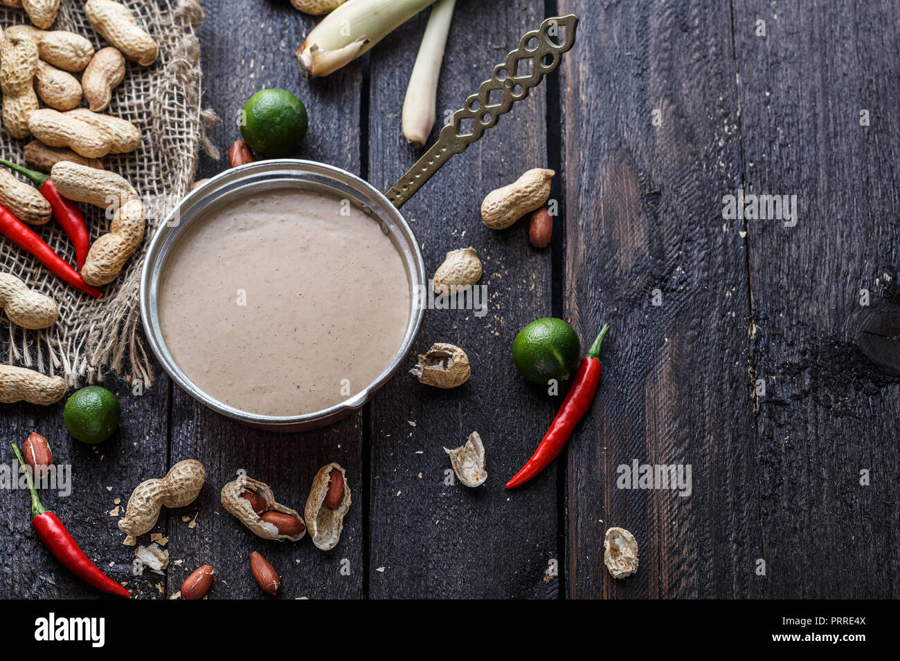 Zutaten für Erdnuß-Sauce auf eine Tabelle, kopieren Raum Stockfoto