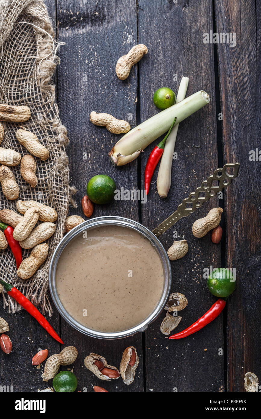 Erdnuss-sauce oder Satay Sauce für hähnchenspieße. Stockfoto