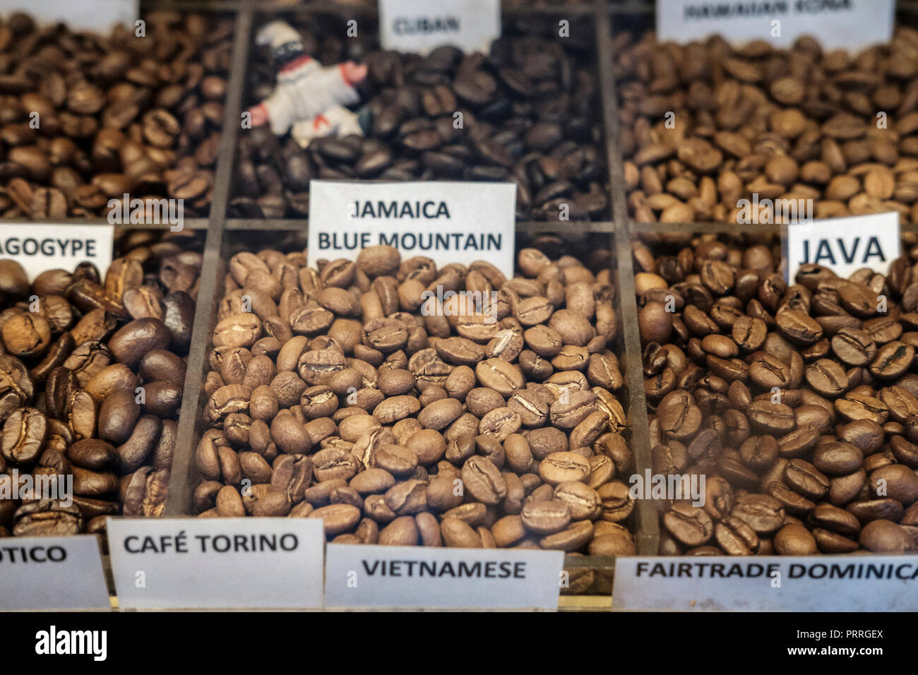 UK, London, Soho, algerische Coffee Company - Jamaika Bluen Montain und andere Vielzahl von Kaffeebohnen auf Anzeige-selektiven Fokus Stockfoto