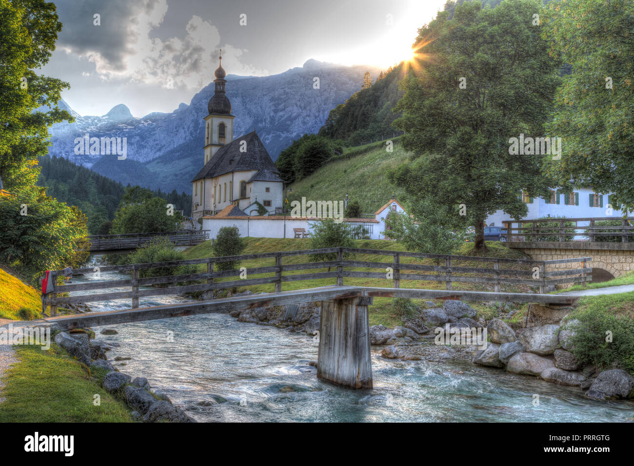 Pfarrkirche St. Sebastian mit Ramsauer Ache, Ramsau, Berchtesgadener Land, Bayern, Deutschland Stockfoto