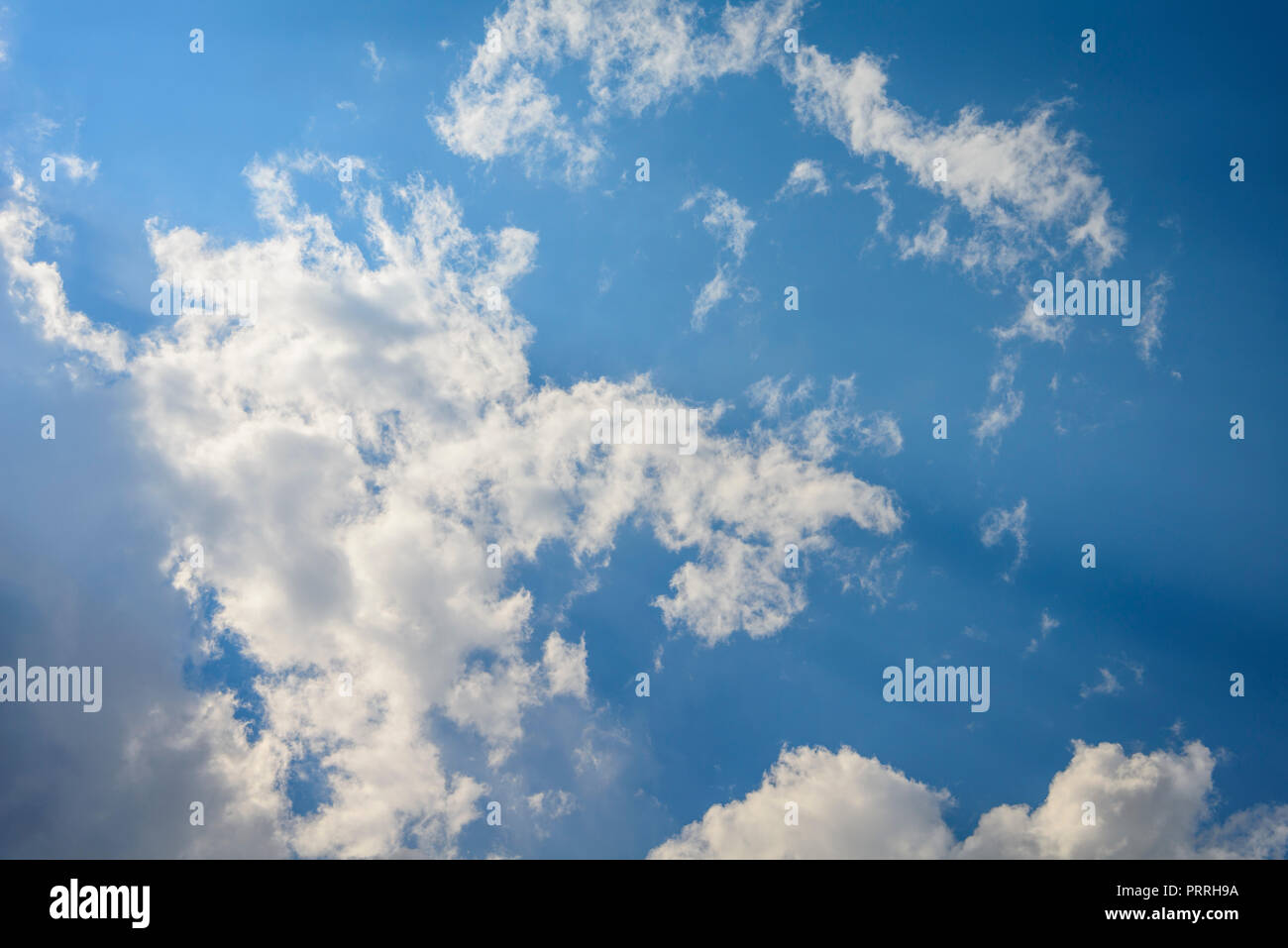 Blauer Himmel mit Wolken, schönes Wetter, Bayern, Deutschland Stockfoto
