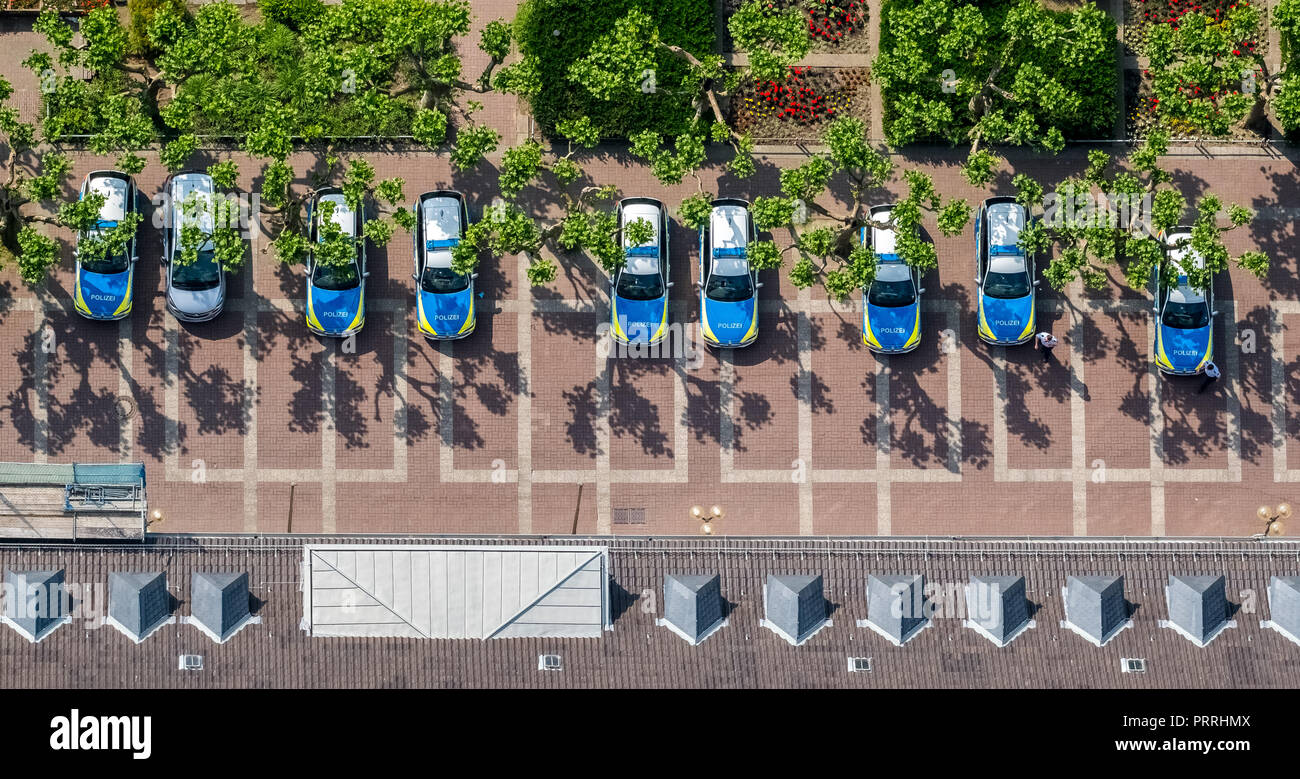 Parkplatz vor dem Polizeipräsidium Oberhausen, Blau und Grün, aufgereiht Polizei Autos, Parkplatz mit Bäumen Stockfoto