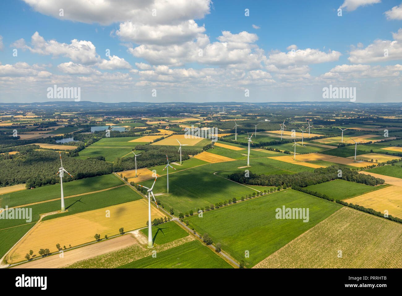 Windkraftanlagen und der landwirtschaftlichen Flächen, Sassenberg, Münsterland, Nordrhein-Westfalen, Deutschland Stockfoto