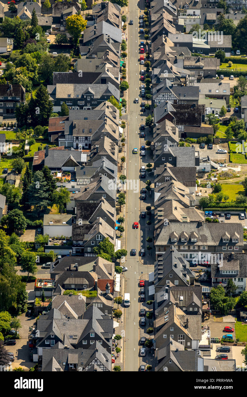 Reihen von Häusern neben der Strasse durch die Innenstadt, Schmallenberg, Sauerland, Nordrhein-Westfalen, Deutschland Stockfoto