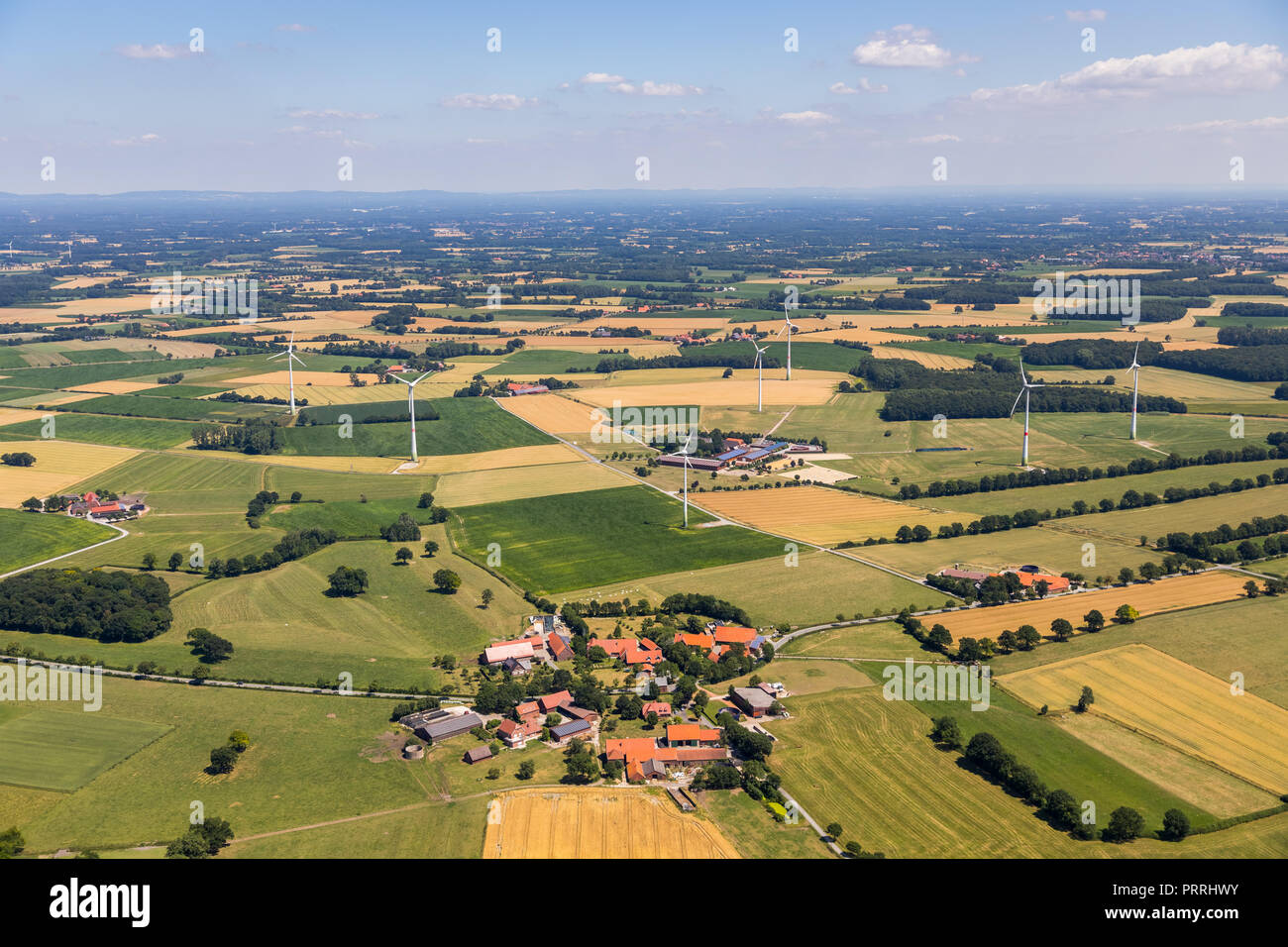 Bauernhöfe zwischen Feldern und Windkraftanlagen, in der Nähe von warendorf, Münsterland, Nordrhein-Westfalen, Deutschland Stockfoto