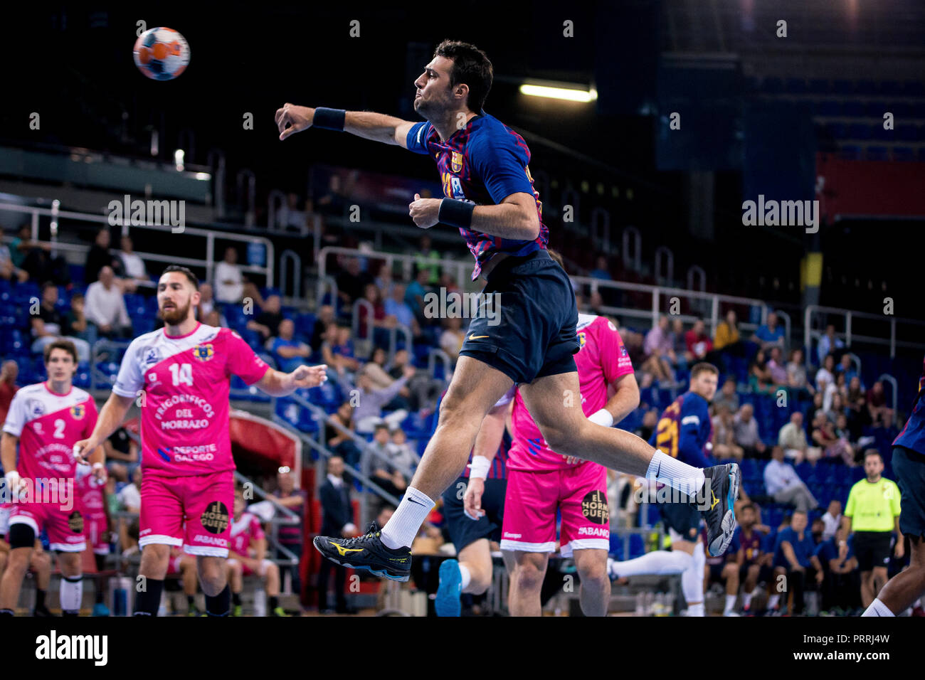 2. Oktober 2018, Palau Blaugrana, Barcelona, Spanien; Liga ASOBAL Handball; FC Barcelona Lassa versus CB Cangas; Aitor Arino des FC Barcelona springen hoch Stockfoto