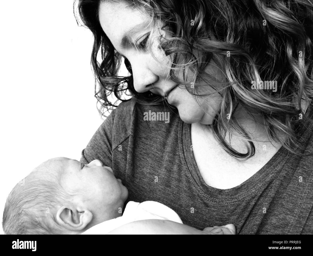 Schwarz-weiß-Porträt der jungen Frau und schlafendes Baby Stockfoto