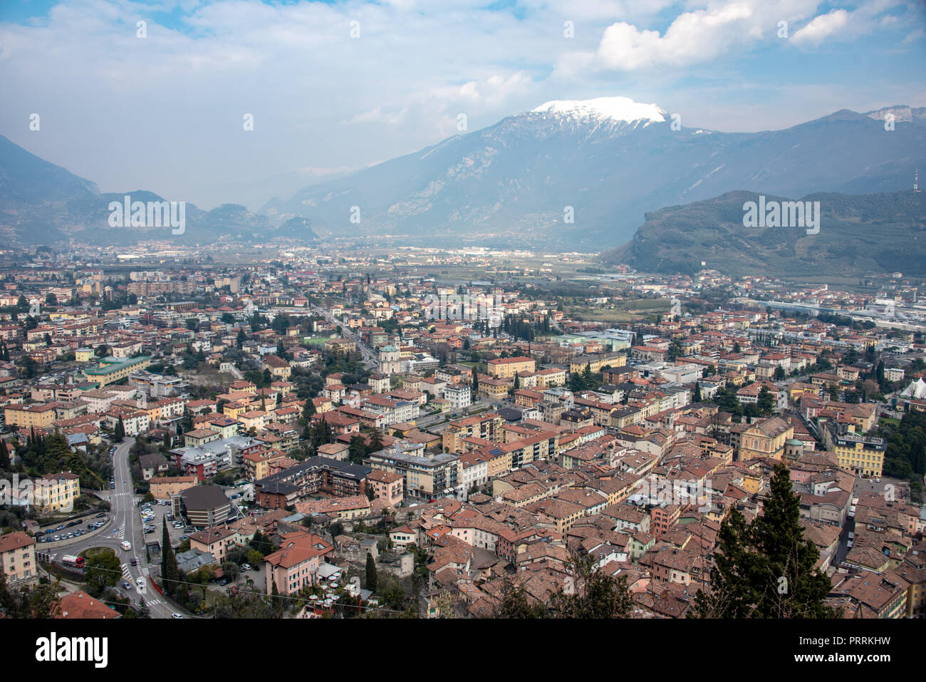 Blick auf Riva del Garda von der Kapelle von Santa Barbara, Italien Stockfoto