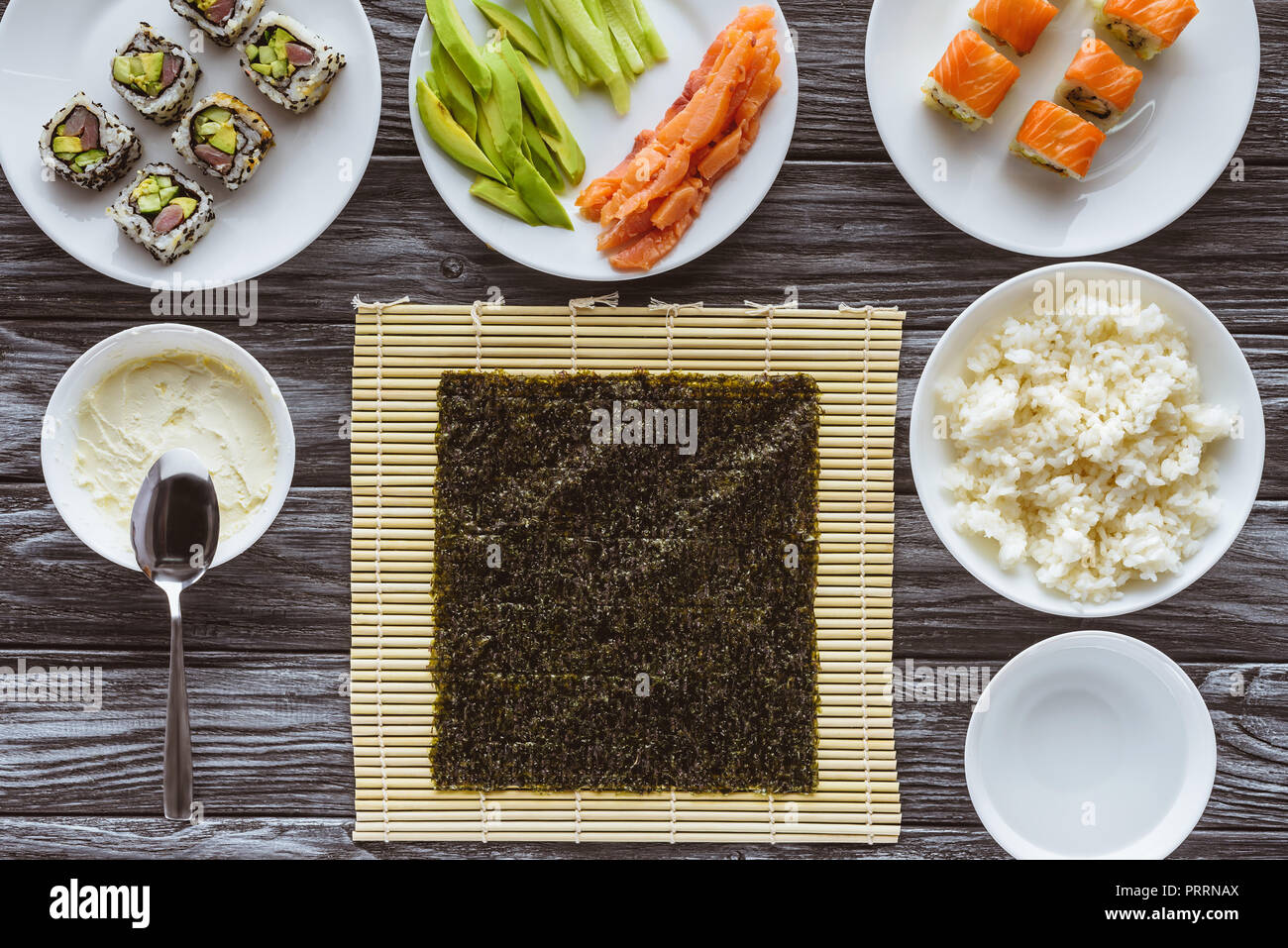 Blick von oben auf die Nori und köstlichen Zutaten zum Kochen Sushi auf hölzernen Tisch Stockfoto Blick von oben auf die Nori und köstlichen Zutaten zum Kochen Sushi auf hölzernen Tisch Stockfoto