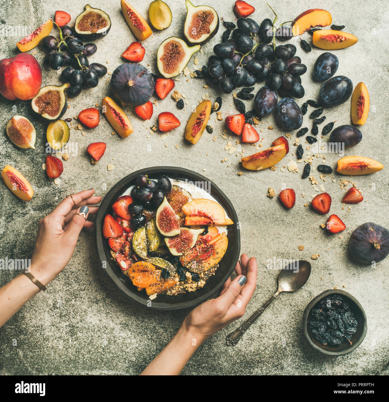 Flachbild-lay der griechischen Joghurt, Obst, Chia Samen Schüssel in der Hand Stockfoto