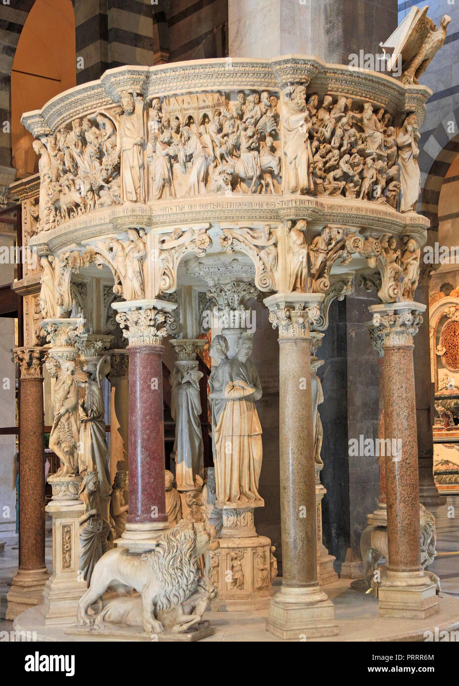 Italienische gotische Kanzel von Giovanni Pisano in Pisa Dom auf der Piazza dei Miracoli (Piazza del Duomo). Stockfoto