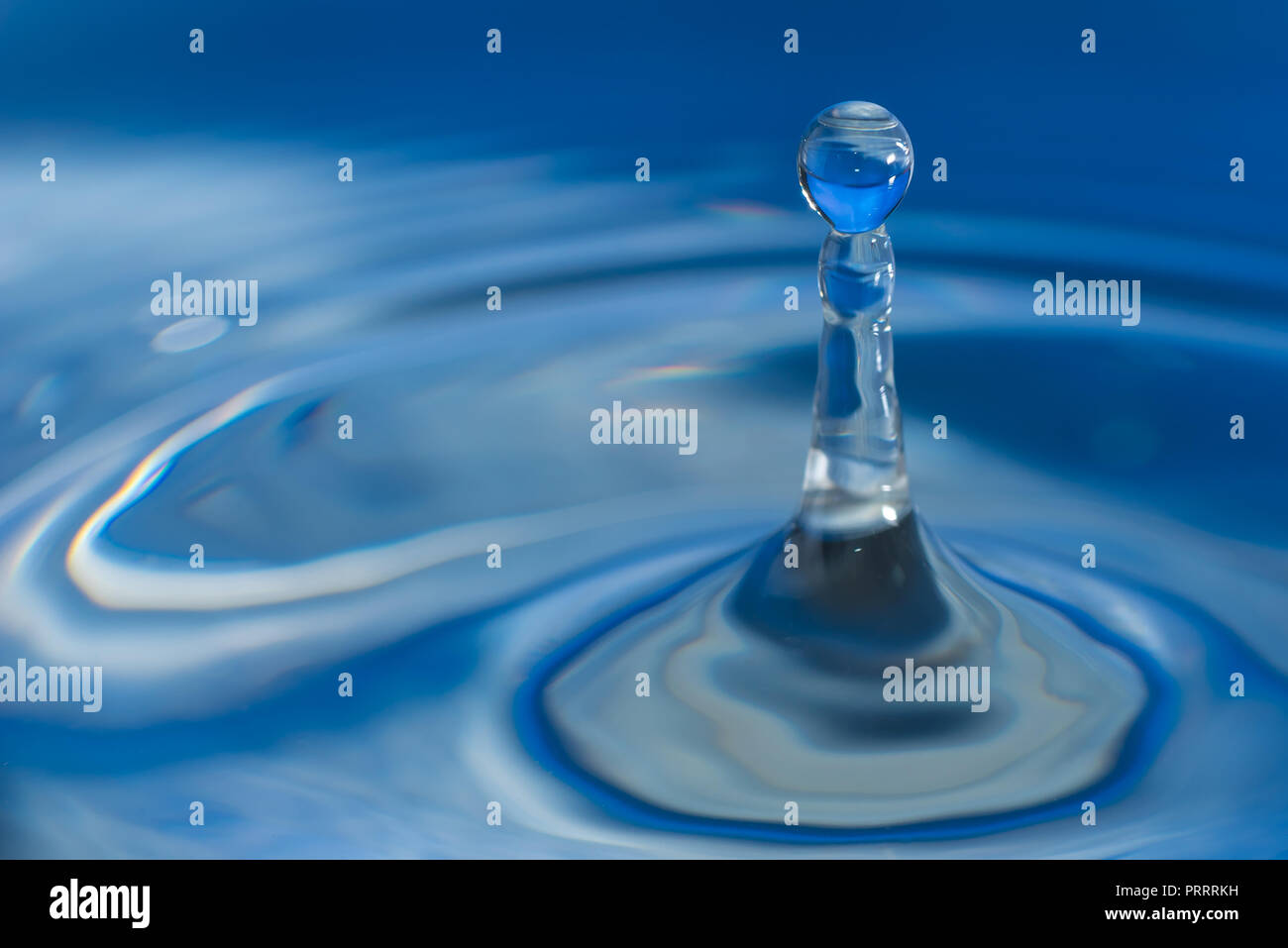 Bunter Wassertropfen Aufprallen auf dem Wasser Stockfoto