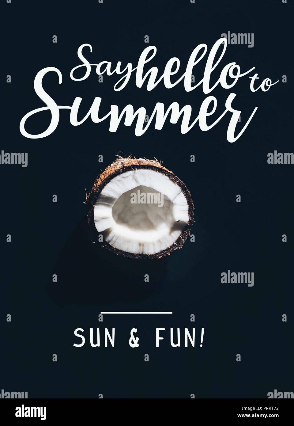 Nahaufnahme der Hälfte der lecker gesund Kokosnuss auf Schwarz mit 'Say hello zu Sommer 'Inspektion isoliert Stockfoto