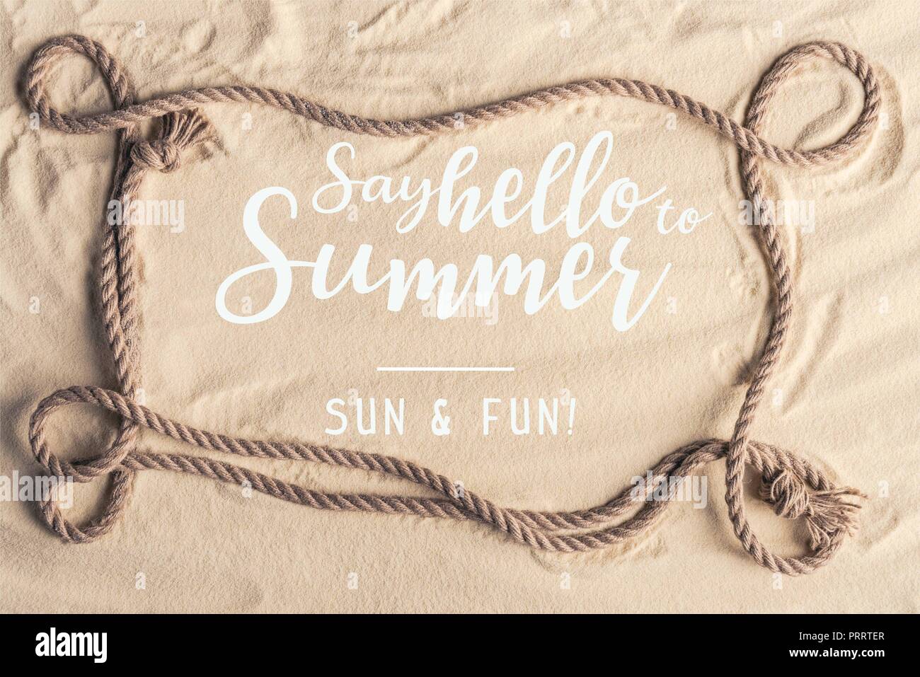 Rahmen des Schiffes Seil am Sandstrand mit ay Hallo Sommer' Schriftzug Stockfoto