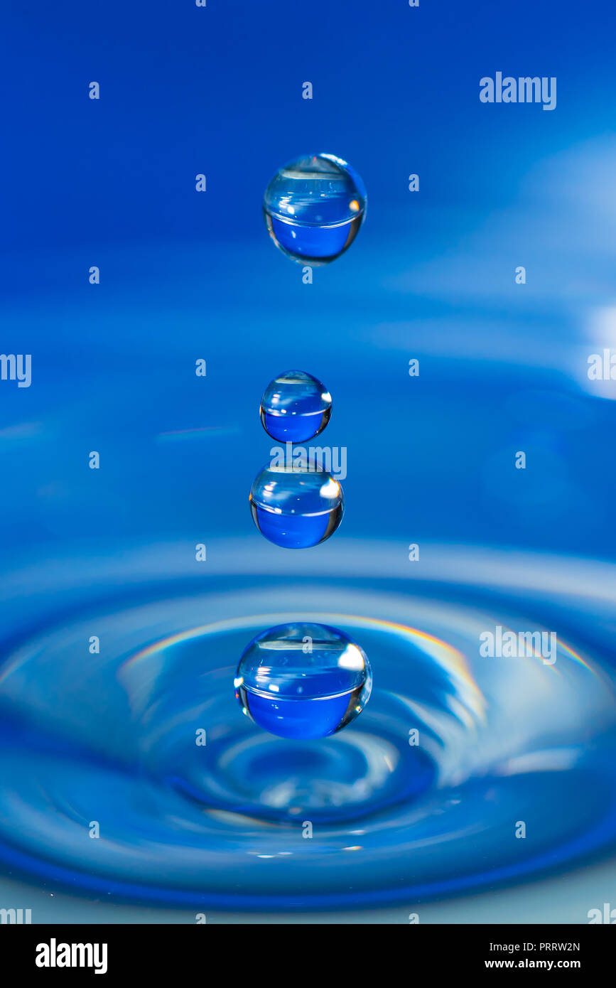 Ein Tropfen Wasser eine atemberaubende random Wasser Effekt erzeugen. Stockfoto
