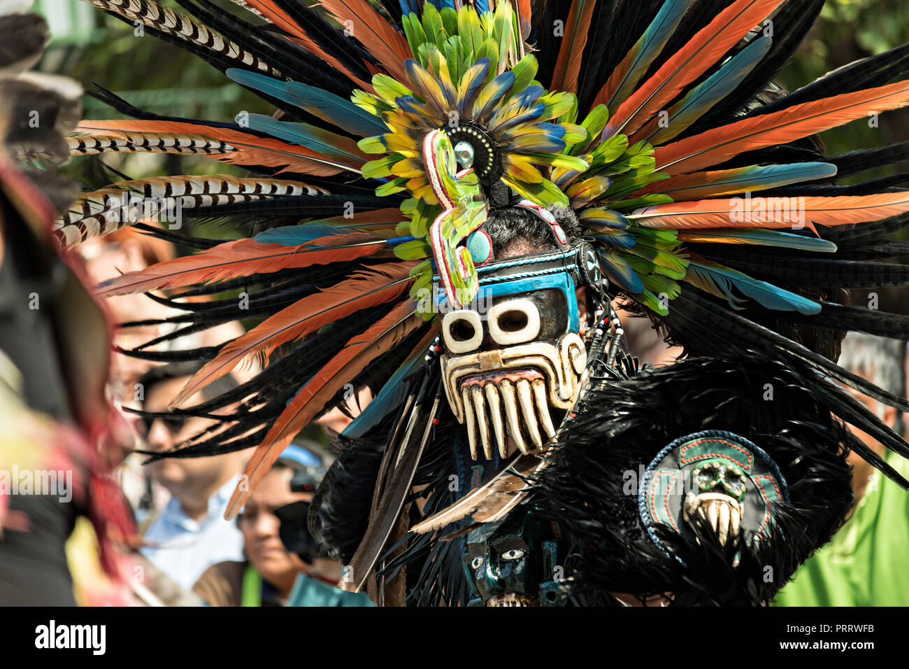 Mexikanisch Indisch Muscheltänzer Tänzer nehmen an den jährlichen Veranstaltungen feiern die Städte Schutzpatron während des Festes des Hl. Michael 30. September in San Miguel de Allende, Mexiko 2018. Das Festival ist eine 4-tägige Veranstaltung mit Prozessionen, Umzügen und bis spät in die Nacht Feuerwerk Schlacht. Stockfoto