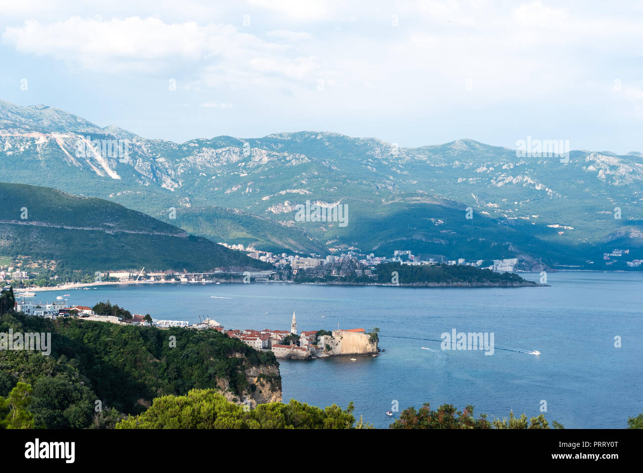 Luftaufnahme der schönen Adria und die Altstadt von Budva in Montenegro. Stockfoto