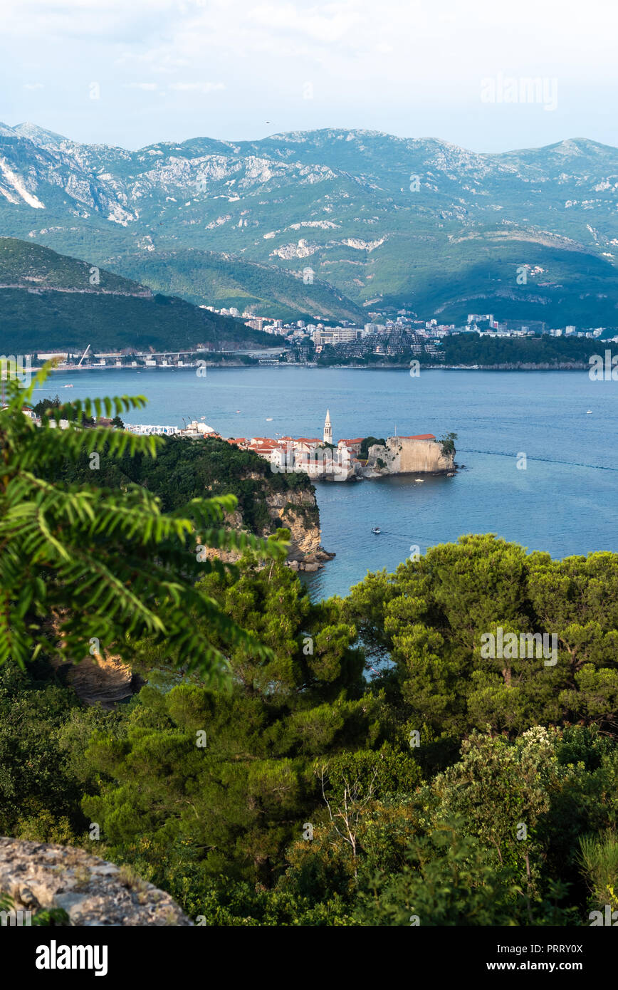 Wunderschöne Aussicht auf grüne Bäume, Adria und die Altstadt von Budva in Montenegro. Stockfoto
