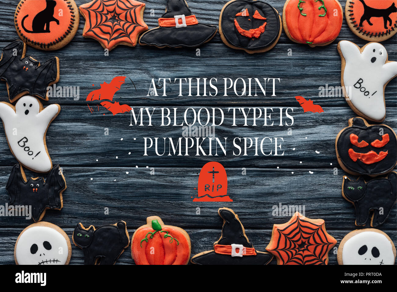 Rahmen aus Spooky Halloween hausgemachte Cookies auf schwarzen Hintergrund mit Holz' an dieser Stelle meine Blutgruppe ist Pumpkin spice' Schriftzug Stockfoto