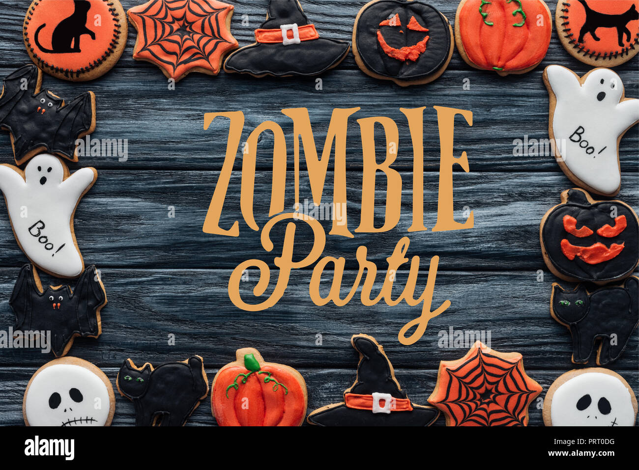 Rahmen aus Spooky Halloween hausgemachte Cookies auf schwarzem Holz- Hintergrund mit 'Zombie' Schriftzug Stockfoto