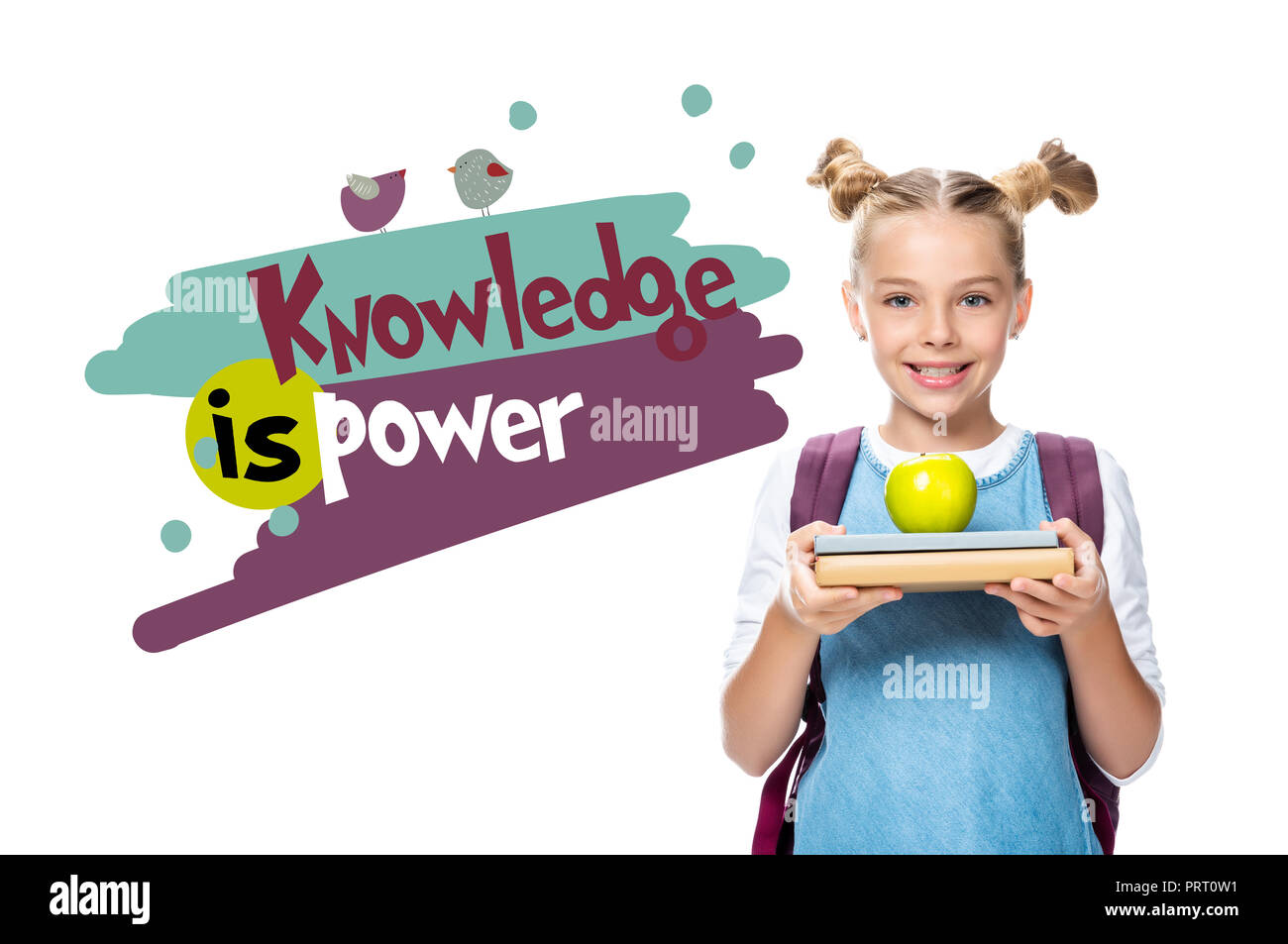 Schulkind mit Apfel auf Bücher isoliert auf Weiss, mit 'Wissen ist Macht' Schriftzug Stockfoto