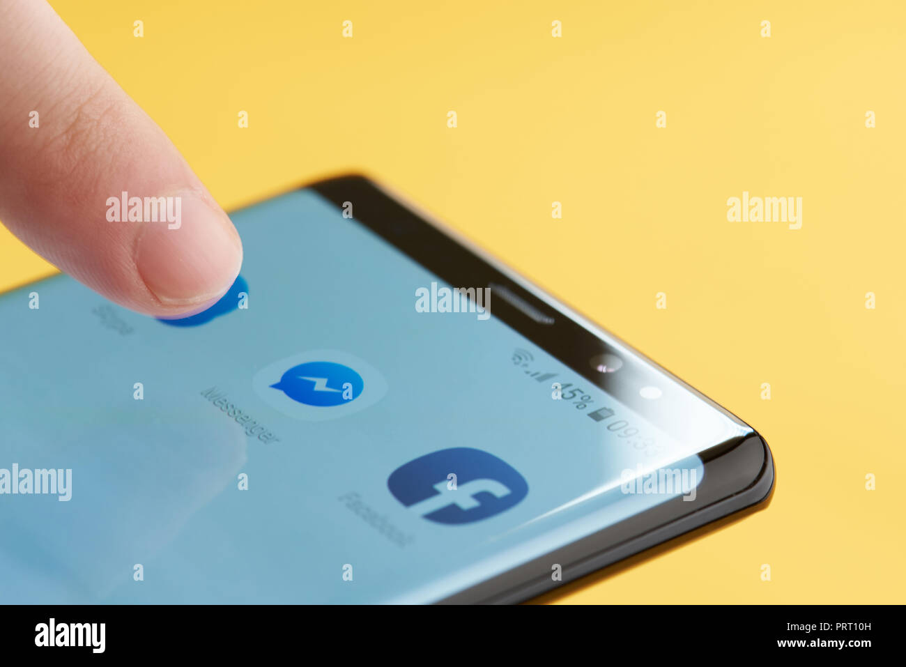 New York, USA - Oktober 3, 2018: Facebook Messenger app auf Bildschirm des Smartphones Start Nahaufnahme mit gelbem Hintergrund Stockfoto