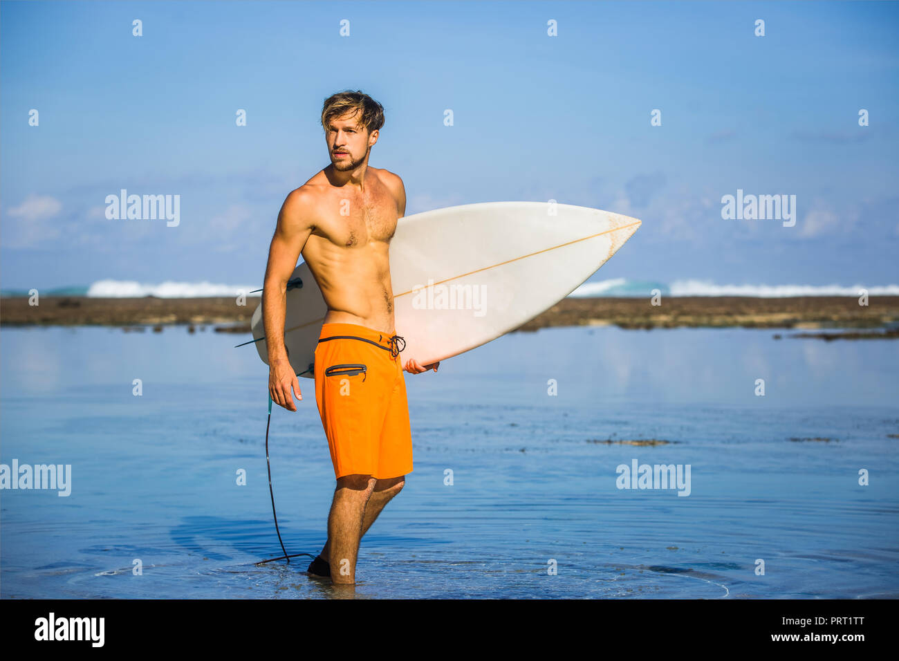 Athletischen Sportler mit Surfen auf Küste im Sommer Tag Stockfoto