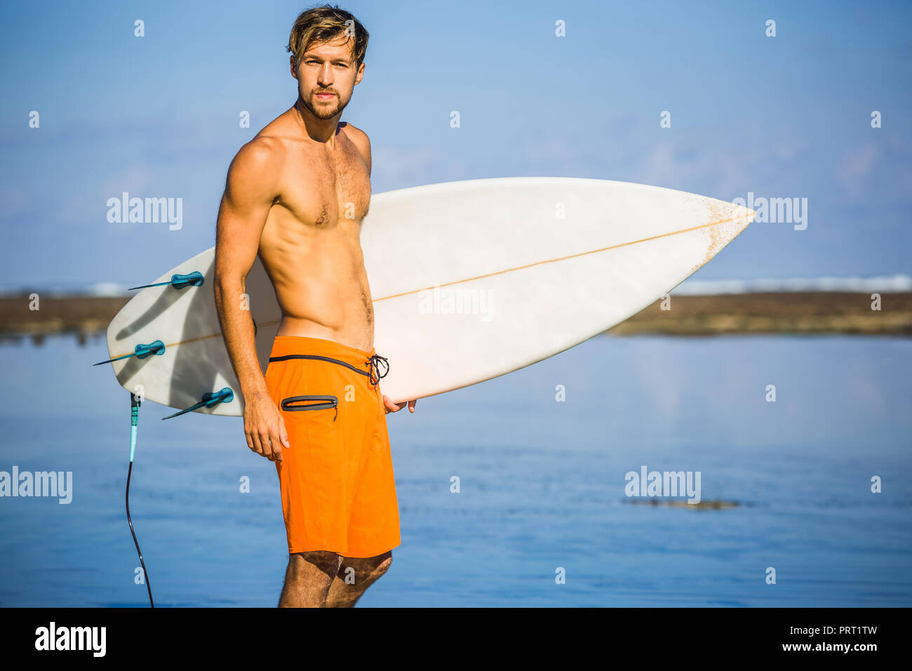 Seitenansicht der Sportler mit Surfen auf Küste im Sommer Tag Stockfoto