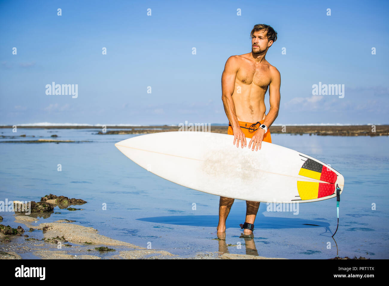 Athletischen Sportler mit Surfen board entfernt an der Küste im Sommer Tag suchen Stockfoto