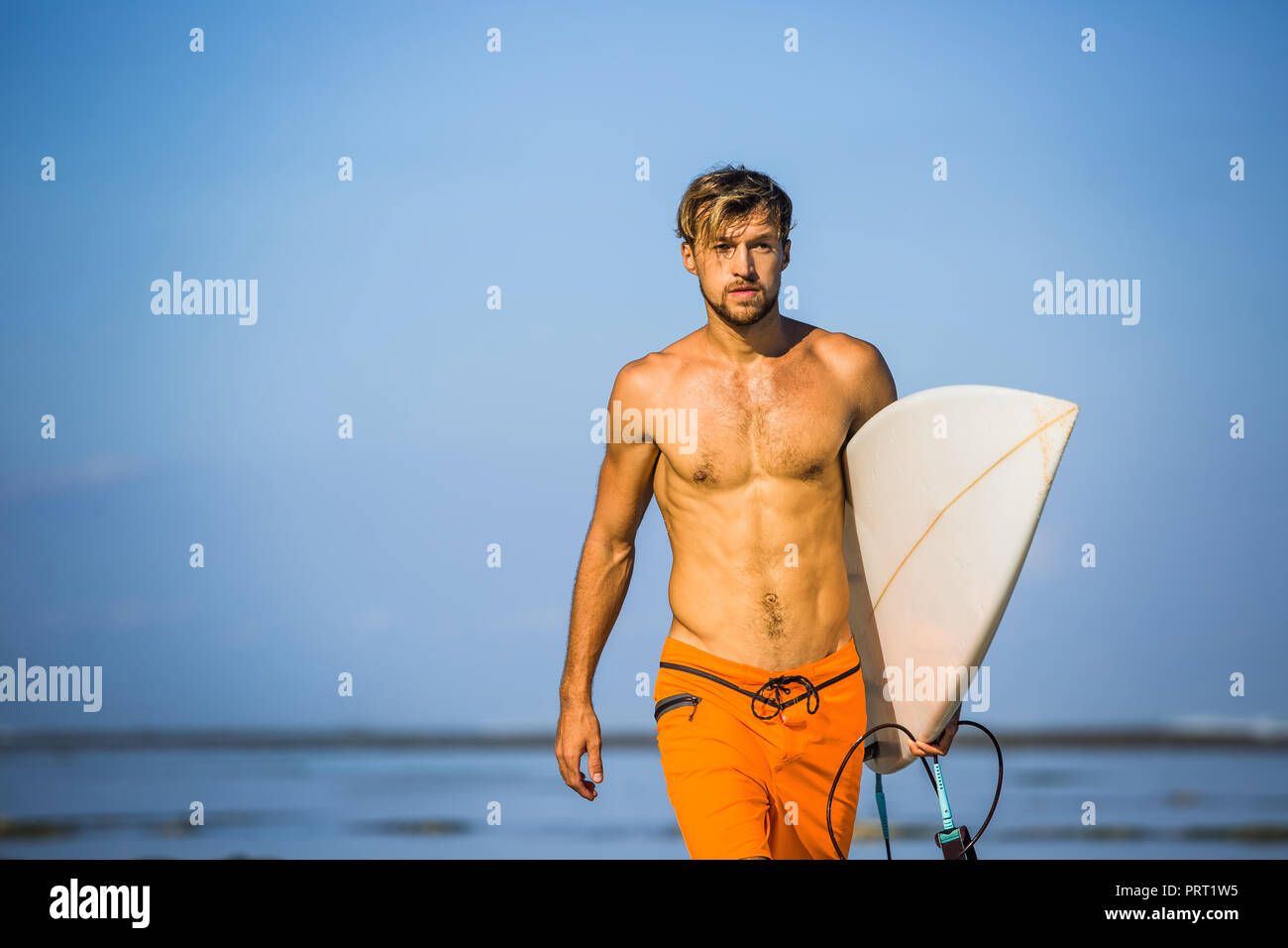 Portrait von athletischen Sportler mit Surfen auf Küste im Sommer Tag Stockfoto