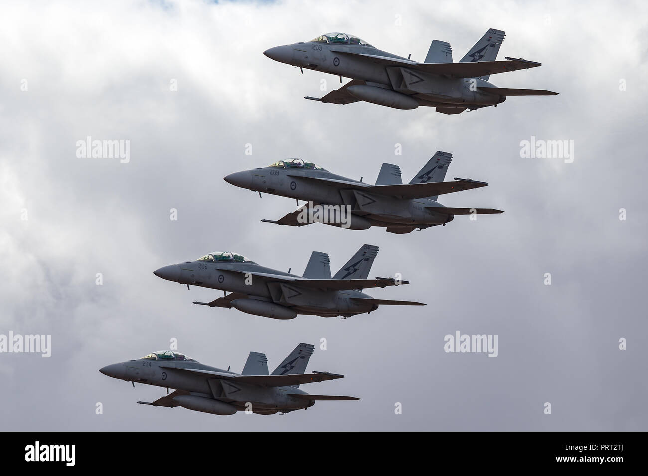 Vier Royal Australian Air Force (RAAF) Boeing F/A-18F Super Hornet multirole Fighter Aircraft in Formation fliegen. Stockfoto