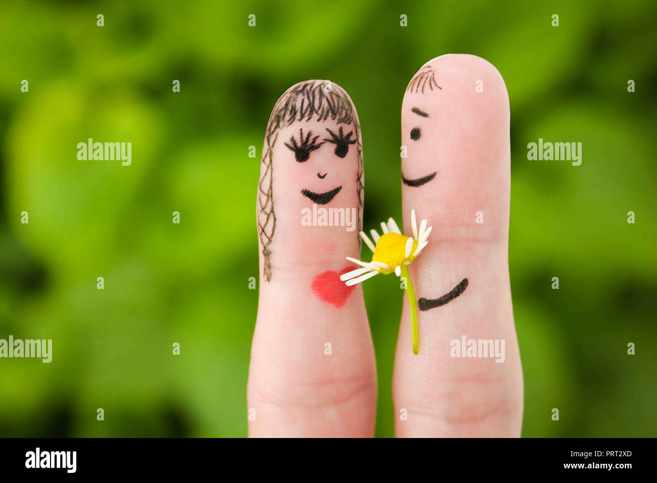 Gesicht Malen Auf Den Fingern Der Mensch Ist Mit Blumen Auf Eine Frau Stockfotografie Alamy