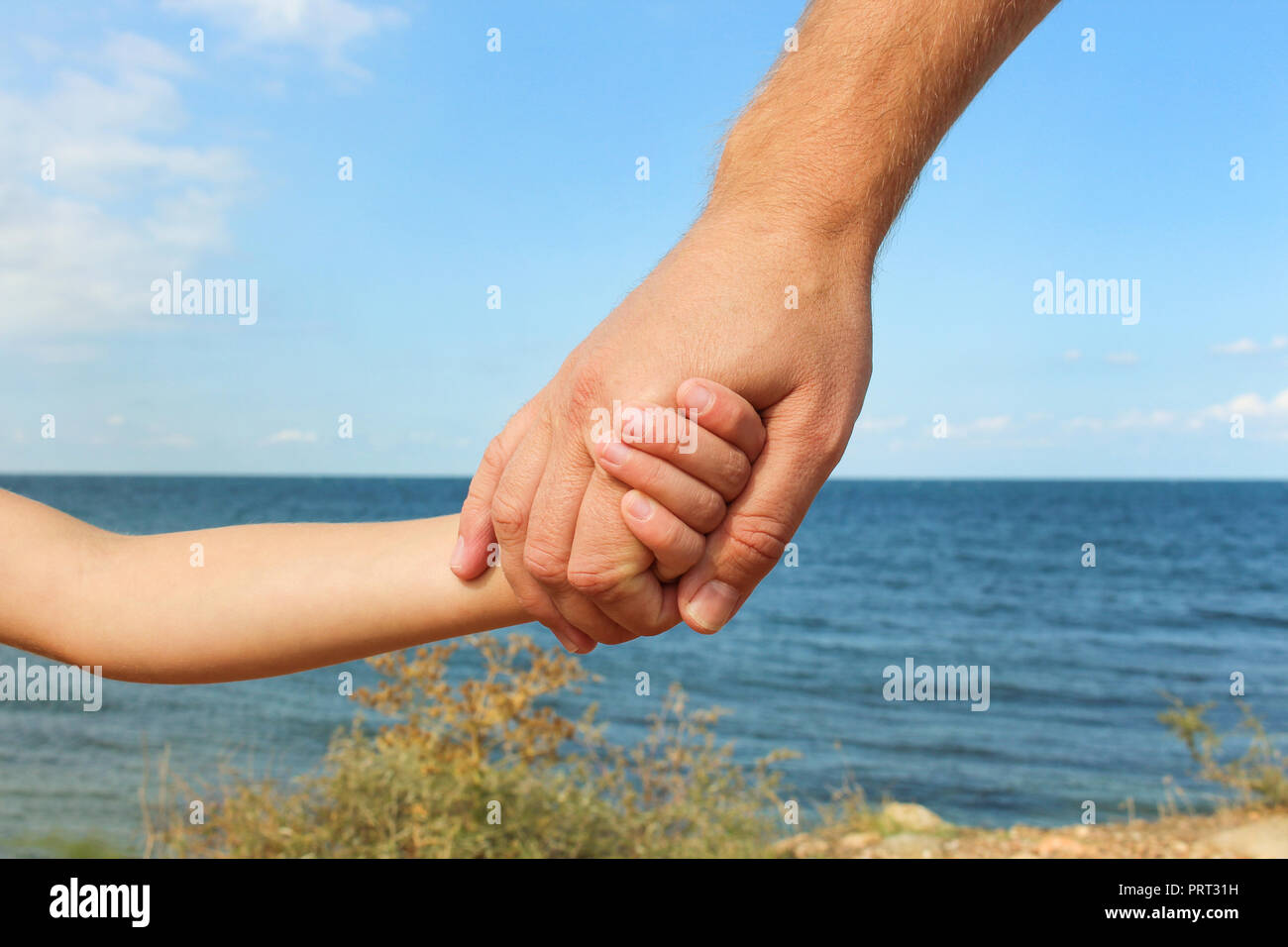 Mann Hält Hand Von Kind Auf Dem Hintergrund Von Himmel Und