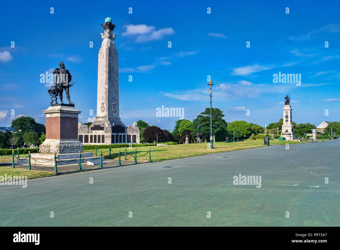 P Juni 2018: Plymouth, Devon, UK-Statue von Sir Francis Drake und der Navy Memorial, Plymouth Hoe. Die Armada Memorial können auf der rechten Seite gesehen werden. Stockfoto