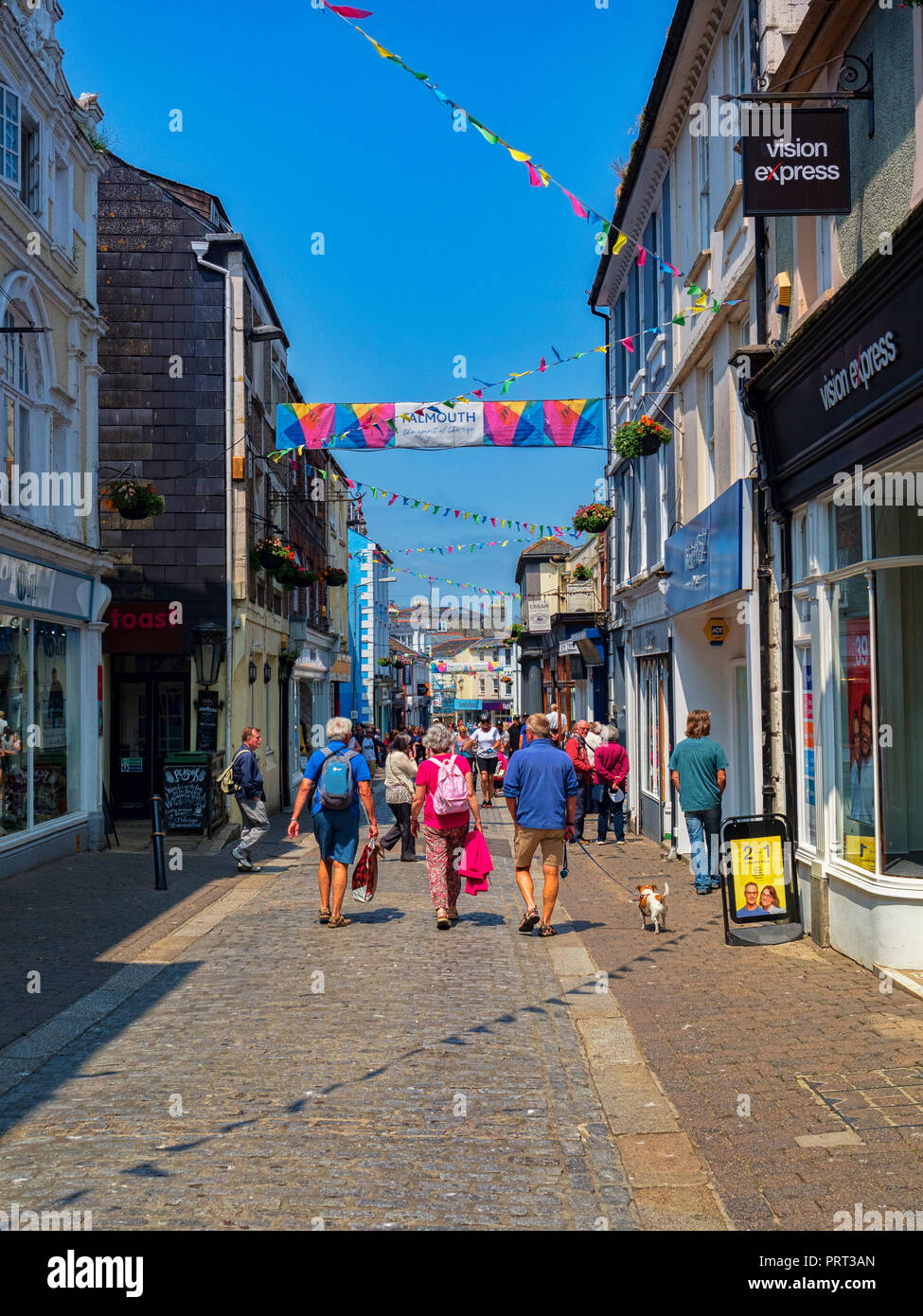 12. Juni 2018: Falmouth, Cornwall, UK-Leute einkaufen in der Church Street an einem schönen Sommertag. Stockfoto