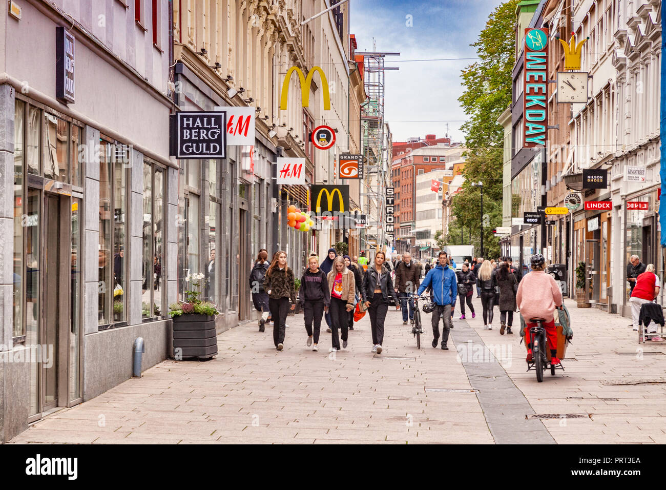 14. September 2018: Göteborg, Schweden - Kungsgatan, der Haupteinkaufsstraße in Göteborg, überfüllt mit Käufern. Stockfoto