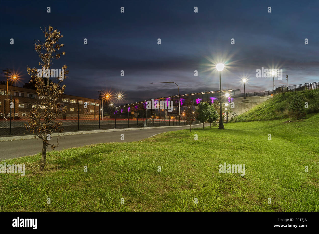 Night Shot der Highway 5 in Utica, New York, USA Stockfoto